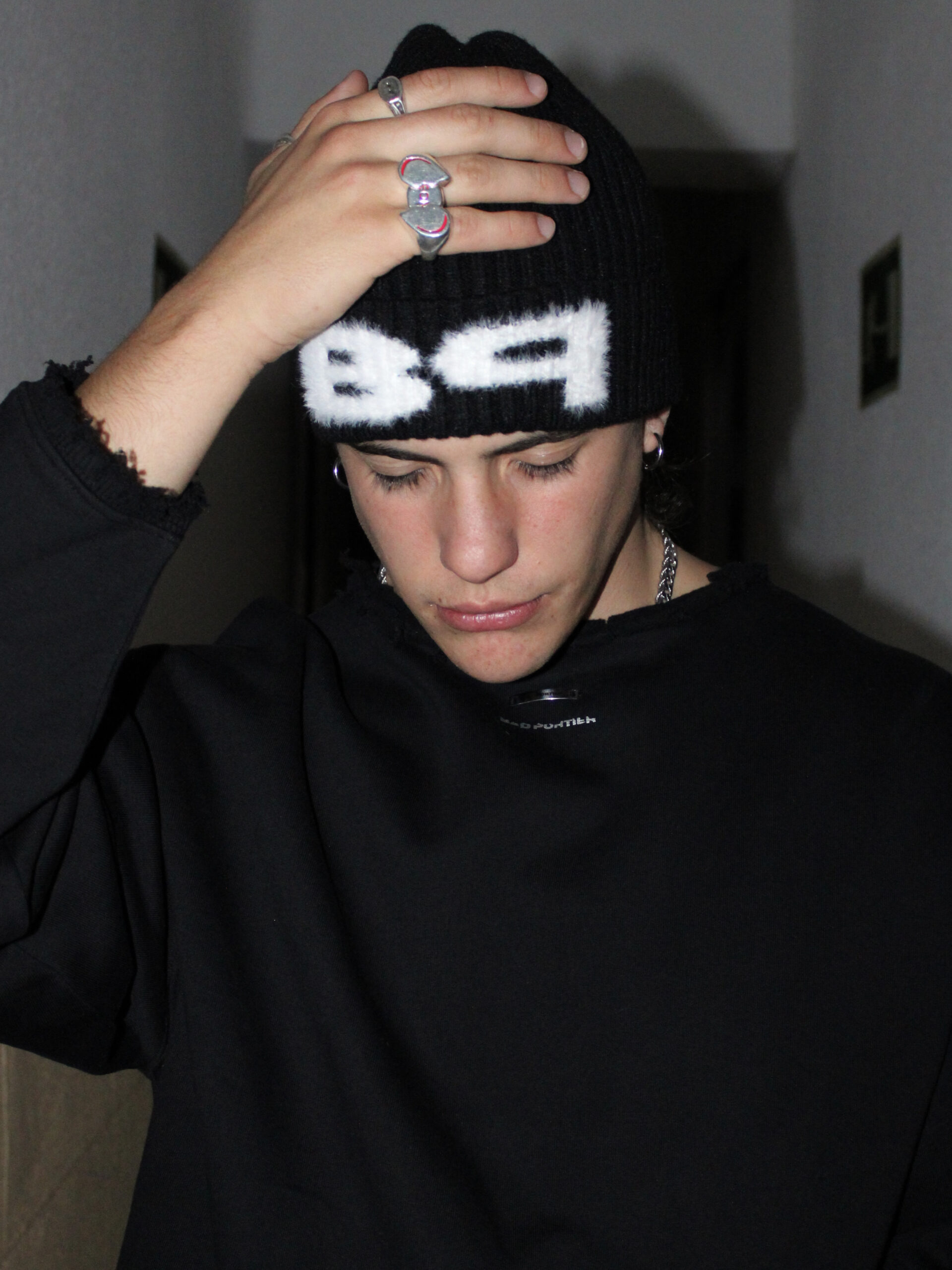 Copy of Copy of carlosriveroo_Bad_Portier_Accessoires_Hoodies_FROZEN_BEANIE_BLACK_IMPERFECTION_HOODIE_BLACK_HAND_FINISHED_élémentaire_Streetwear_Collection_2024_6