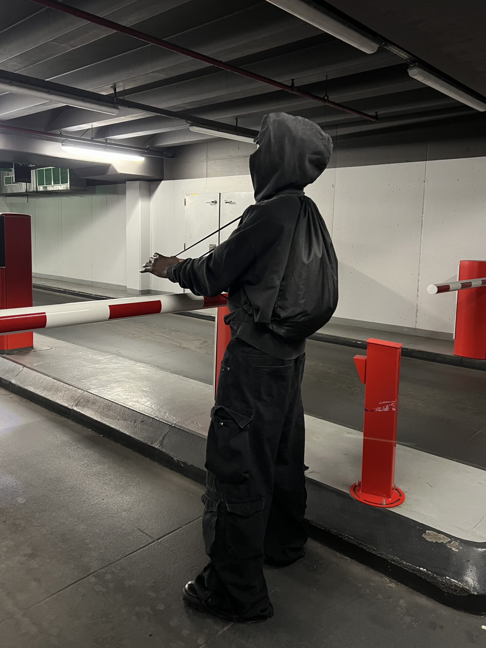 mess_touvor_Foto6_19-03-2024_BlackOnBlackAcidHoodie