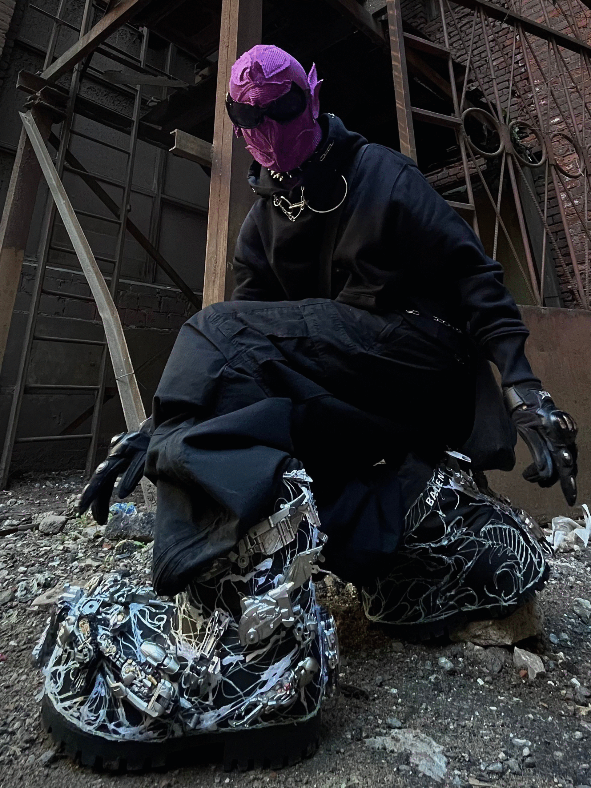chiveskella_C’est La Fxxking Vie Chain Out Hoodie Black_HAND-FINISHED_Frozen Beanie Black_Foto5