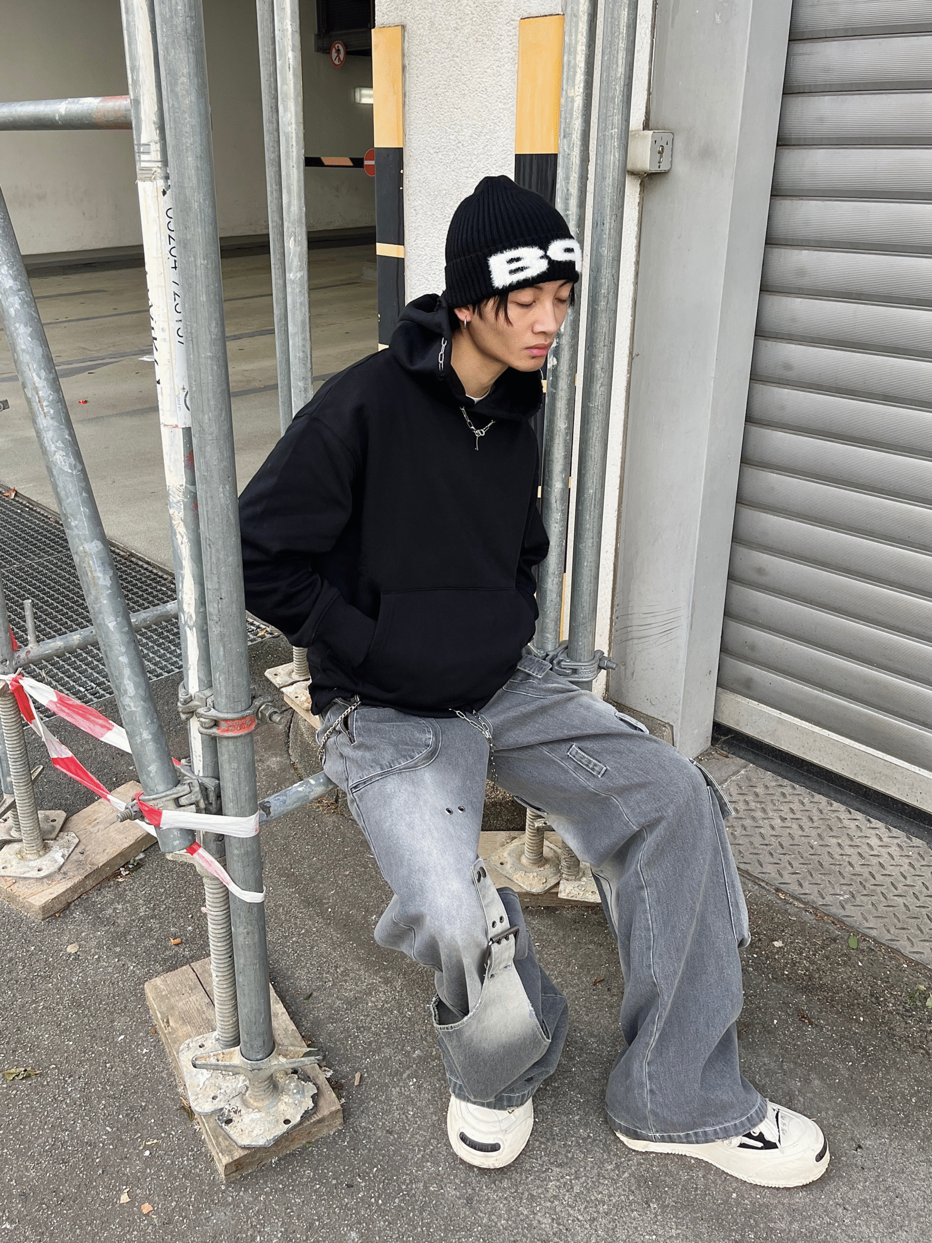 giabao_C’est La Fxxking Vie Chain Out Hoodie Black_HAND-FINISHED_Frozen Beanie Black_Foto6